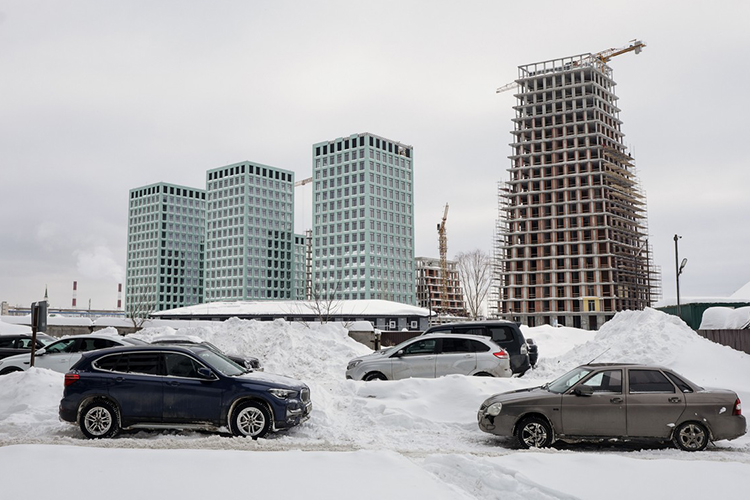 Строятся (а местами уже достраиваются) «Яналиф», «Минтимер», «1712», «Риваят» и т. д. Эти комплексы находятся буквально через дорогу от торгово-развлекательного центра Чекашова