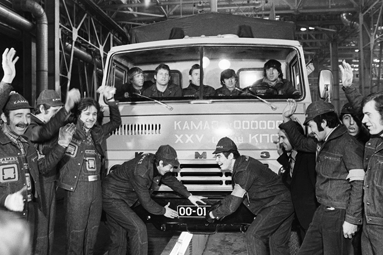 Торжественный пуск главного сборочного конвейера и выпуск первой серийной партии бортовых грузовиков «КАМАЗ-5320». 16 февраля 1976 года