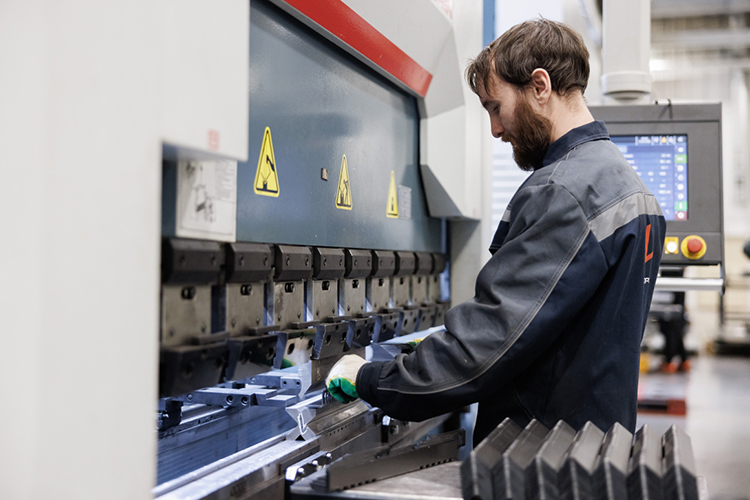 На производстве участники встречи смогли воочию увидеть современные цеха сборки, модельные ряды лифтов и даже протестировать плавность хода в кабине и оценить дизайн