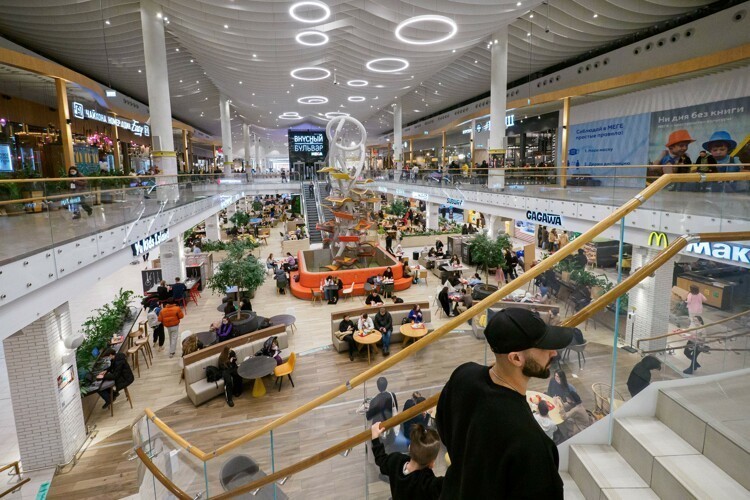 Непонятно, откуда резкое падение в производстве одежды (минус 25,3%), текстильных изделий (минус 8,2%). Причем стремительное падение в этих направлениях продолжается второй год подряд