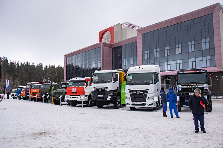Перед годовым заседанием горсовета у театра «Мастеровые» открыли выставку продукции родом из Челнов