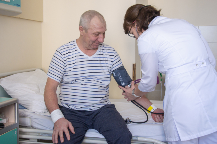 Глава региона подчеркнул, что в прошлом году в городе «неплохо поработали» и удалось привлечь 101 врача. При этом, напомнил он, укомплектованность врачами в Набережных Челнах ниже общереспубликанского показателя &mdash; 63% против 72% соответственно