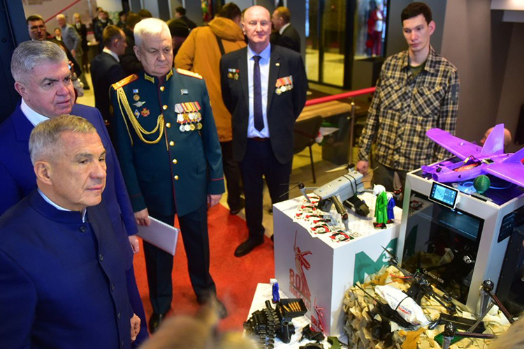 Дальше, в холле театра, руководителю республики представили проект центра адаптации и обучения ветеранов СВО «Союзники»