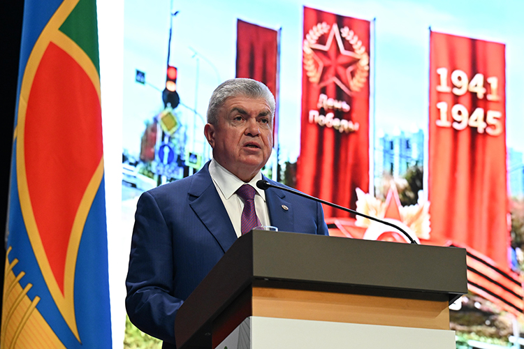 Магдеев напомнил, что сегодня ровно 50 лет со дня, когда с главного конвейера Камского автомобильного завода сошел первый грузовой автомобиль «КАМАЗ»