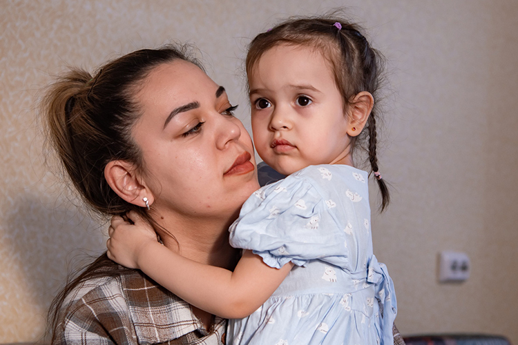 Встать на ноги: двухлетней девочке требуется операция