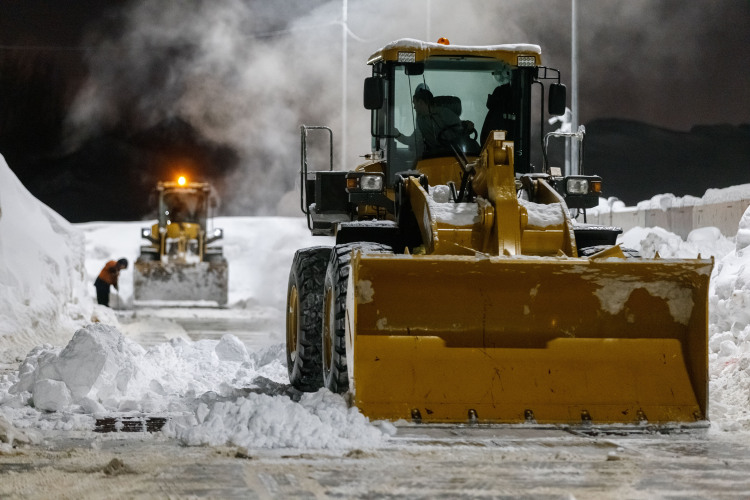 Сейчас на дороги выходит до 1,1 тыс. единиц спецтехники, из которой половину привлекают из сторонних организаций