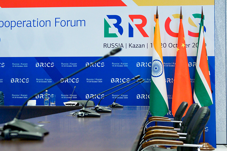 «Такие организации, как БРИКС, например, ни в коем случае не нужно воспринимать как военно-политический союз, некий аналог или альтернативу НАТО»