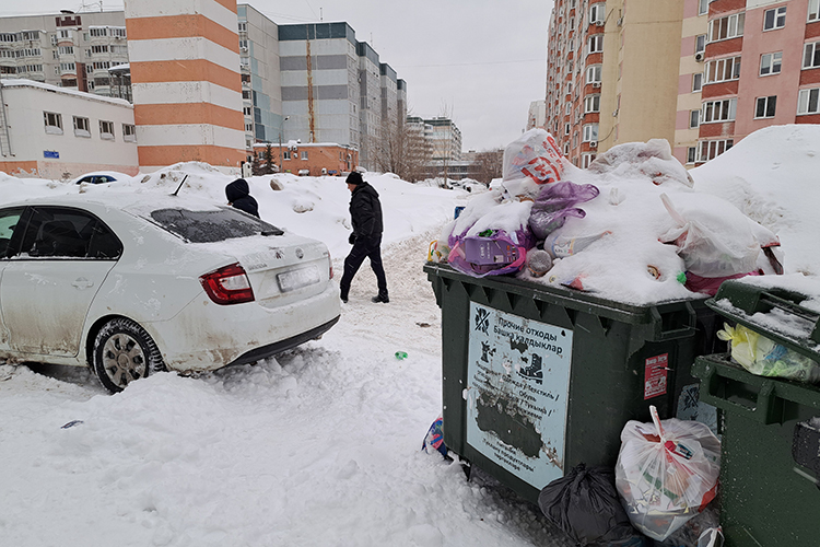 В соседнем дворе заваленные мусором контейнеры