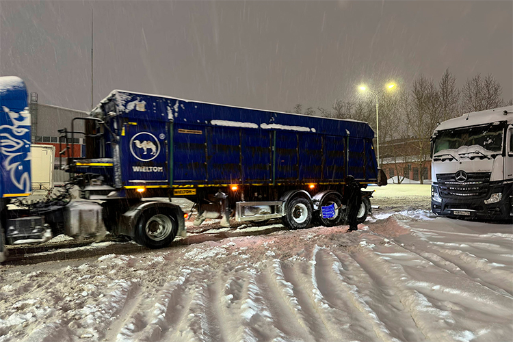Одна фура не могла встать на парковку у заправки «Лукойл» на улице Технической в течение получаса