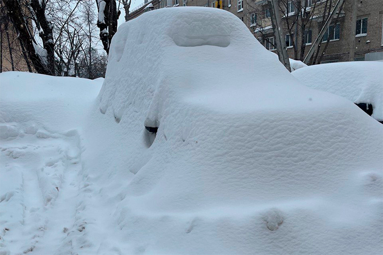 Часть автомобилей превращается в настоящие сугробы &mdash; вытащить такие машины можно лишь тросом