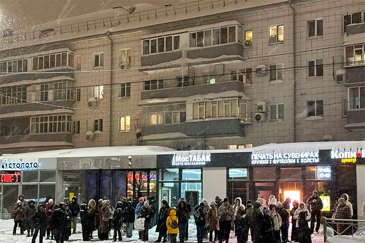 «Если с дорог снег убирают, а во дворах ситуацию подтянут, то объем снега на кровлях остается запредельным», &mdash; признал проблему накануне мэр Казани Ильсур Метшин