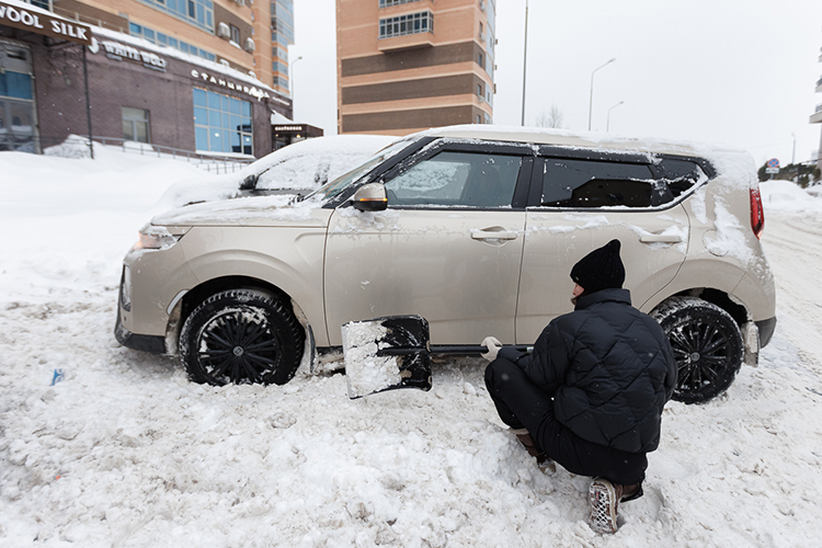Машина наглухо зацепилась мостом за ледяной бугор, а колеса бесполезно буксовали
