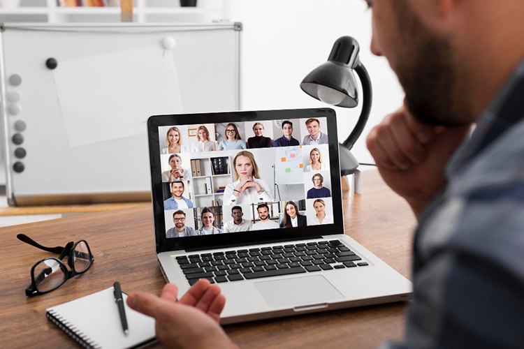 По информации источников издания, преподаватели признались, что фактически никаких методических рекомендаций или материалов для работы с учениками им не давали, им все приходилось делать самим, а главная задача, которую ставило руководство &mdash; не оставлять вопросы учеников без ответов