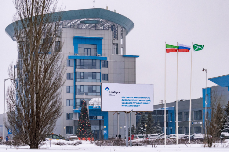 Глава отметил, что «Алабуга» привлекает новые трудовые ресурсы за счет высокого уровня оплаты труда на предприятиях ОЭЗ