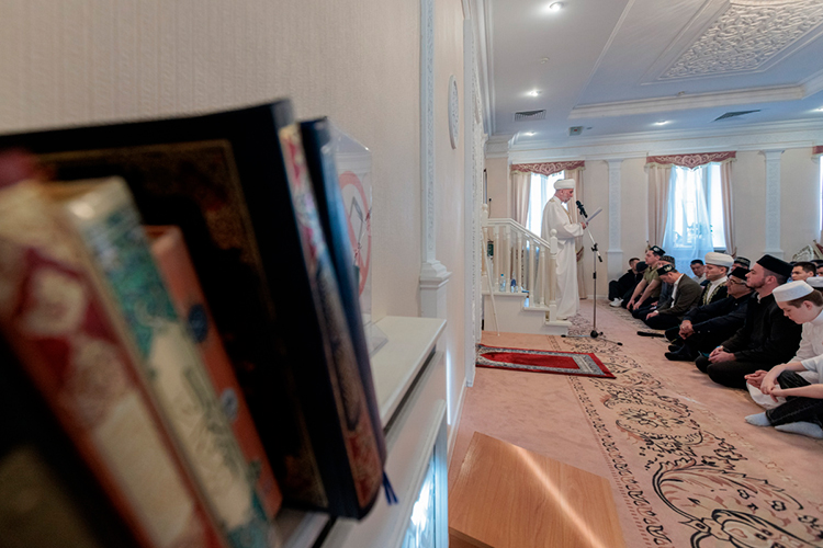 Во время уразы награда за благие дела многократно увеличивается, поэтому у мусульман в Рамадан выплачивают закят &mdash; обязательный ежегодный налог в исламском праве, который взимают с различных видов доходов и имущества в пользу нуждающихся единоверцев