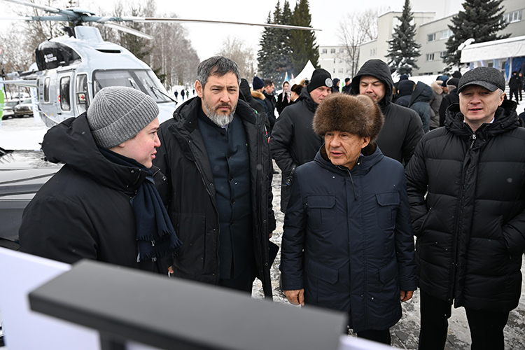 Перед коллегией раис РТ Минниханов прошелся по выставке достижений промышленности республики в Доме народного творчества