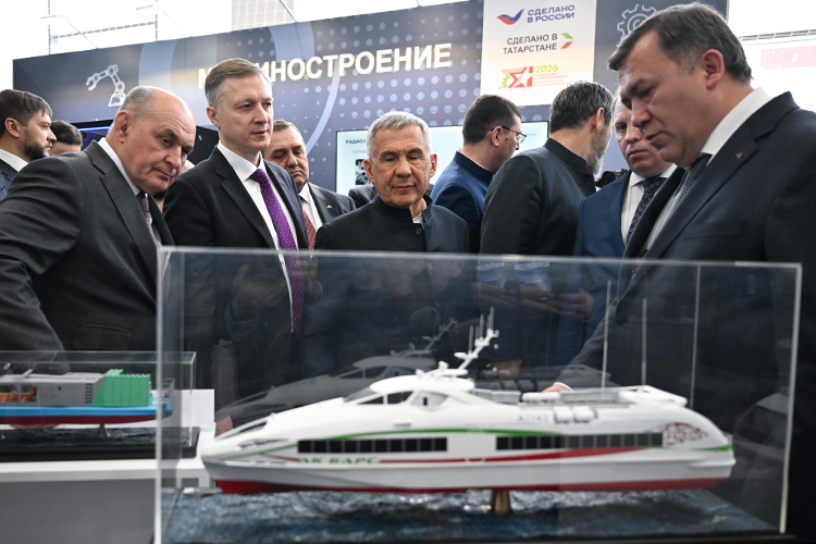 Ренат Мистахов &mdash; генеральный директор АО «Судостроительная корпорация «Ак Барс» &mdash; показал гостям модели судов, изготавливаемых на Зеленодольском заводе им. Горького