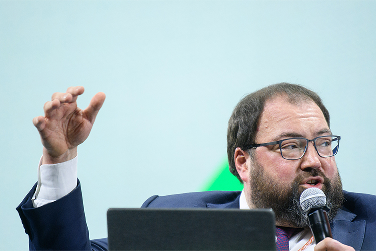 «Исполнительная власть ведет себя последовательно, поэтапно применяет меры понуждения, пытаясь выстроить конструктивный диалог и обеспечить исполнение требований закона. Никто точно не рубит с плеча, понимая значимость сервиса. Сначала штрафы, потом голосовые, потом замедление. А дальше я не могу сказать»