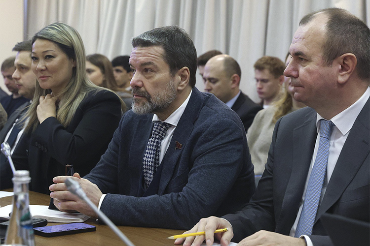 Александр Ющенко просил министра подтвердить или опровергнуть информацию о том, что 1 апреля «Телеграм» все-таки заблокируют. А еще он спрашивал о том, на какой стадии дискуссия Роскомнадзора с руководством мессенджера