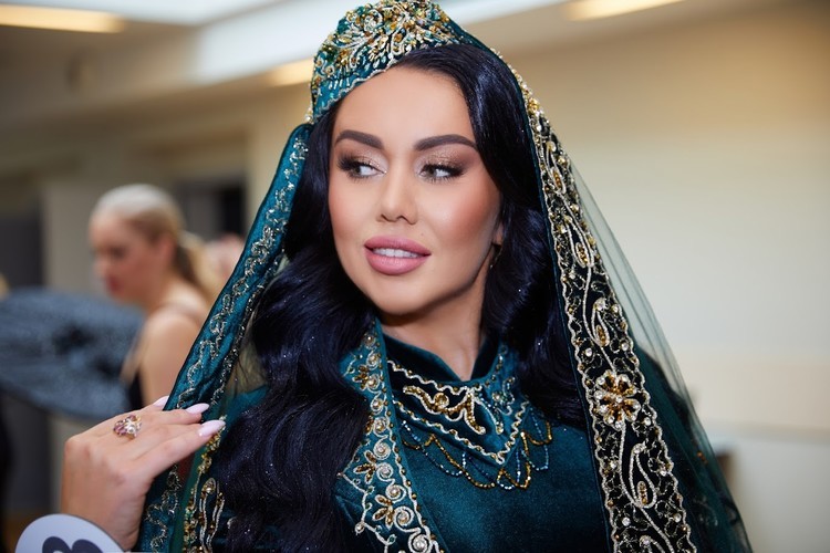 В составе оргкомитета помимо министров республики есть Динара Саляхова &mdash; гендиректор ООО «БРИКС», зарегистрированного в Казани в августе 2025 года