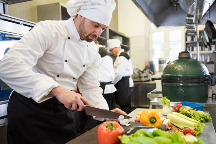 Усилилась конкуренция и на кадровом рынке. Количество квалифицированных поваров и официантов тоже ограничено