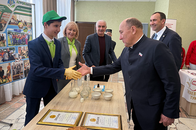 Ахметова познакомили и со школьниками, которые учатся в агроклассах