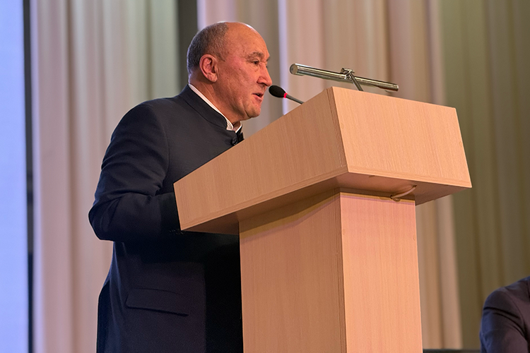 Выступление Ахметова было настолько нестандартным, что он зачем-то решил озвучить цифры довольных работой главы. Только 64% опрошенных тукаевцев положительно оценивают работу Назмиева