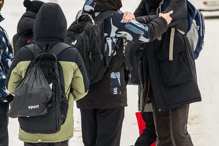 Если совершить ошибку, уже не получится устроиться на престижную и высокооплачиваемую работу, нет пути в правоохранительные органы и «развеются мечты» о службе в армии