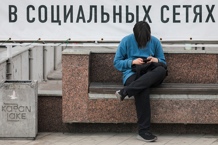 [«Нужно знать], сколько времени ребенок сидит в интернете, в социальных сетях, с кем общается, чем интересуется. Эти вопросы, я считаю, родитель должен прежде всего знать и быть заинтересованным»