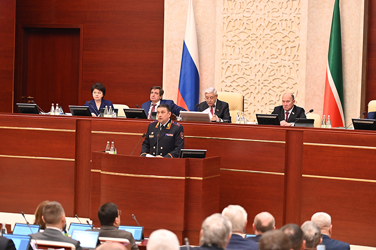 Фарид Мухаметшин предложил депутатам подготовить вопросы письменно &mdash; их отправят в МВД, рассмотрят и уже потом в закрытом порядке ответят парламентариям