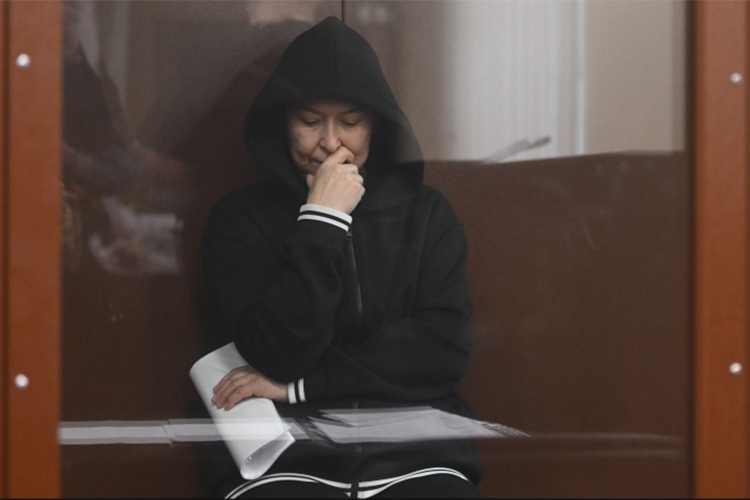 Амина Шафикова была одета в черное худи, а большой капюшон максимально скрывал ее лицо. Выглядела министр строго &mdash; ни тени улыбки и ни грамма макияжа. На вопросы судьи отвечала коротко, тихим и не очень уверенным голосом