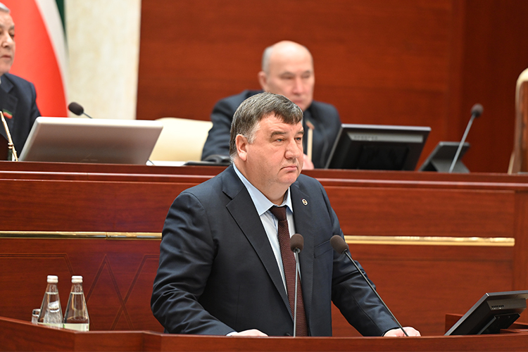 Ленар Сафин рассказал, что в 2025 году КФУ заработал благодаря платному обучению 4,8 млрд рублей &mdash; на полмиллиарда больше, чем в 2024-м. К 2030 году, согласно целевой модели вуза, доход должен составить уже 7,6 млрд рублей