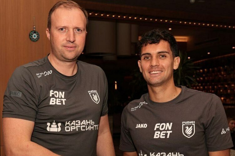 Начо со спортивным директором Константином Дзюбом на подписании контракта