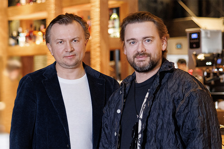 В Казани франшизу ресторана «Горыныч» известного ресторатора Бориса Зарькова (справа) купил Рамиль Шайхетдинов (слева). Зарьков несколько раз приезжал лично и контролировал ход работ