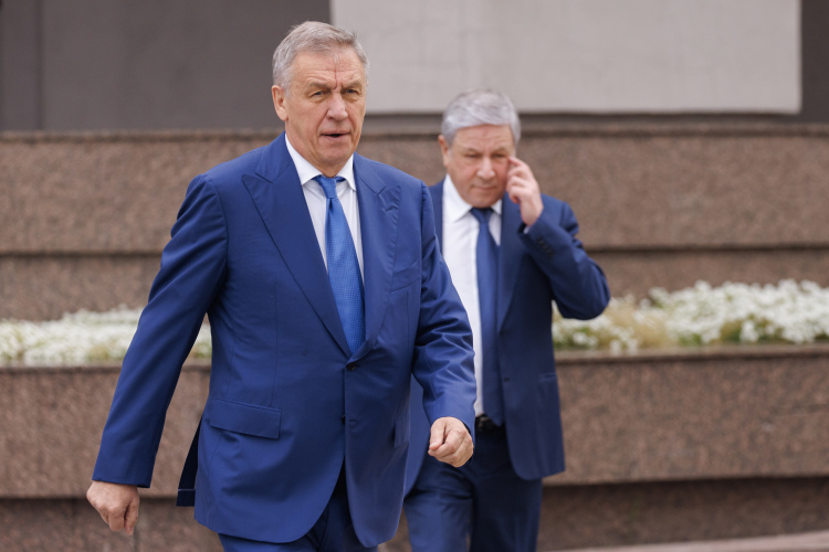 В «Арми Групп» свое предбанкротное состояние напрямую связывают с действиями «Евростройхолдинга+» (слева на фото: Владимир Казилов)