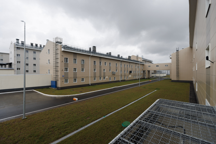 В процессе стройки генподрядчик постоянно требовал выполнить добавочные общестроительные и отделочные работы в дополнительных корпусах СИЗО