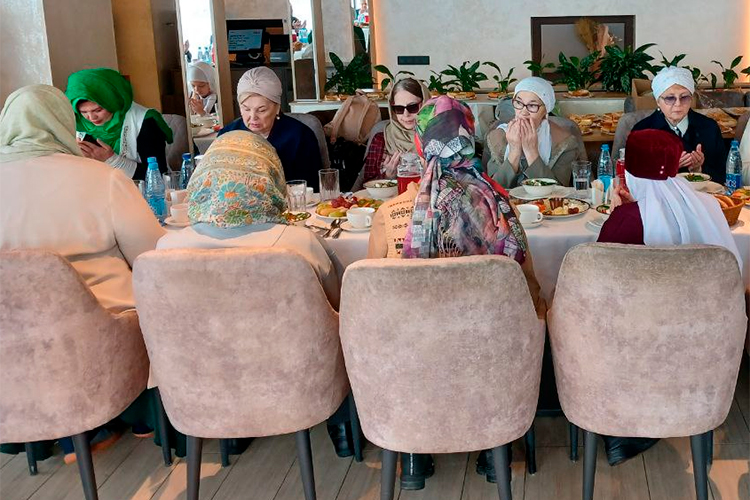 Тереза Камалова (слева)