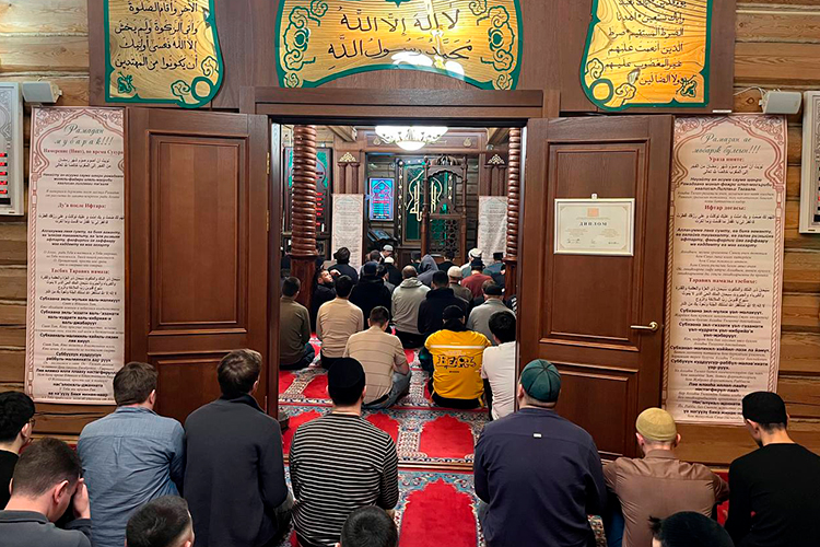 С середины недели в «Казан нуры» проходят таравих-намазы, на которых совершается хатм Корана &mdash; полное чтение священной книги от начала до конца