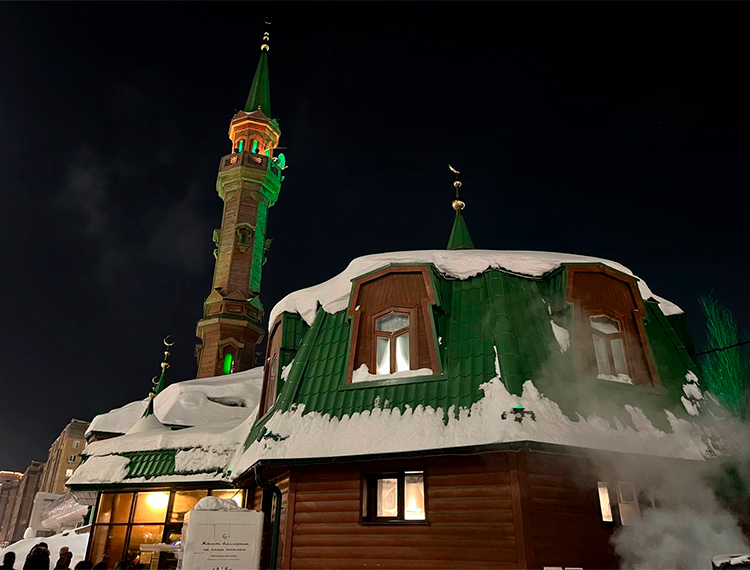 Мечеть «Казан нуры» вмещает по пятницам до 1,5 тысячи человек, а во время Ураза- и Курбан-байрама здесь собираются до 2–3 тысяч верующих»