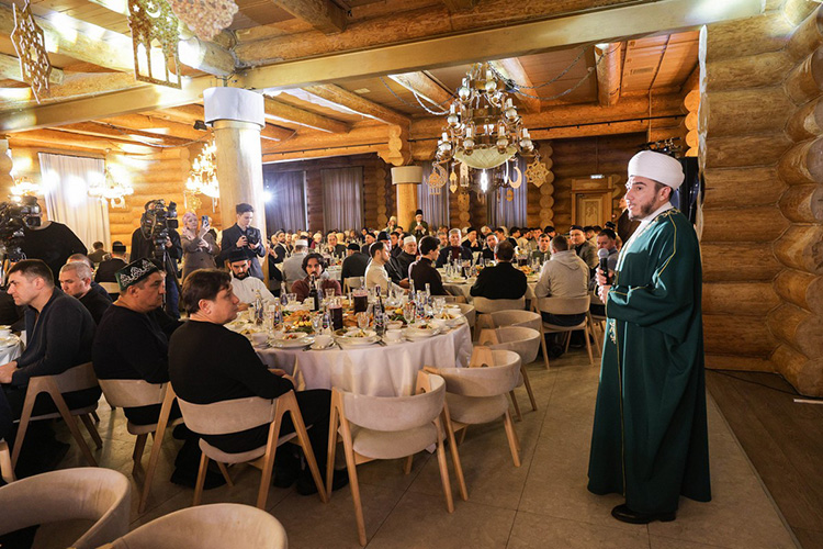 В начале ифтара первый заммуфтия РТ рассказал собравшимся о ценностях Рамадана