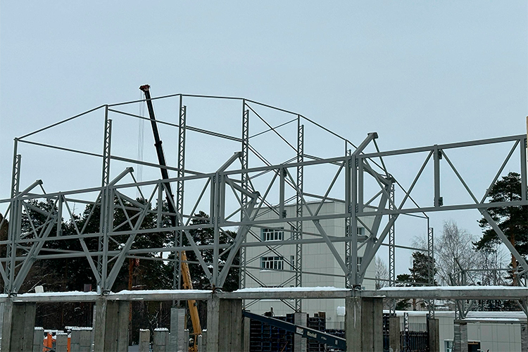 К сегодняшнему дню готова часть железобетонных опор под крышу, другая часть еще застывает в собранных на месте формах. Со стороны парка им. Урицкого уже возведен металлический балочный каркас будущего манежа