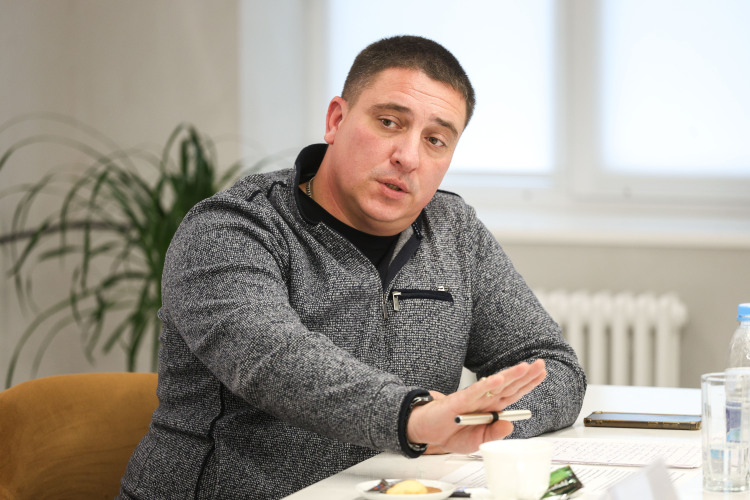 Сергей Толстых: «Вы помните памятники при советской власти, когда труженица села стояла с серпом, а рабочий &mdash; с молотом? Наверное, этот памятник тоже должен быть в такой же стилистике»