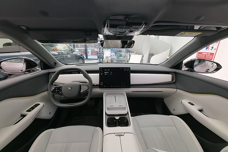 ОЭЗ «Иннополис» (судя по документации, которая есть в распоряжении редакции) приобрела автомобиль Voyah Dream PHEV Long Range, который позиционируется как флагманский минивэн от Voyah с увеличенным запасом хода