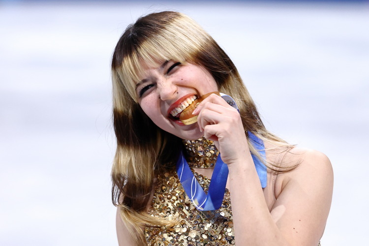 Лью вышла на прокат в золотом платье