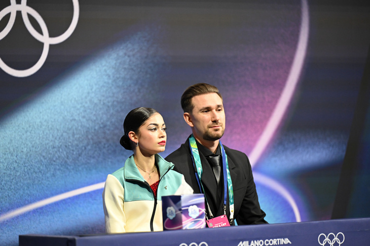 Аделия с тренером Даниилом Глейхенгаузом при объявлении оценок