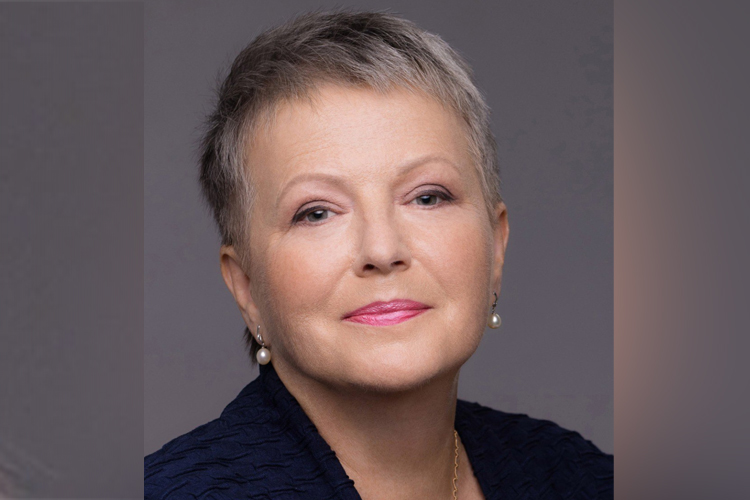 Елена Рождественская: «Когда мы поздравляем, то подбираем и смыслы, которые с этим праздником связаны: ты кормилец, защитник, стена и опора»