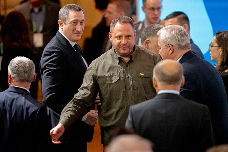 По всей видимости, Залужный же подтверждает мысль, что реальным «мозгом» Зеленского был Ермак, который фактически и боролся с ним, понуждая подчиниться «верховному главнокомандующему»