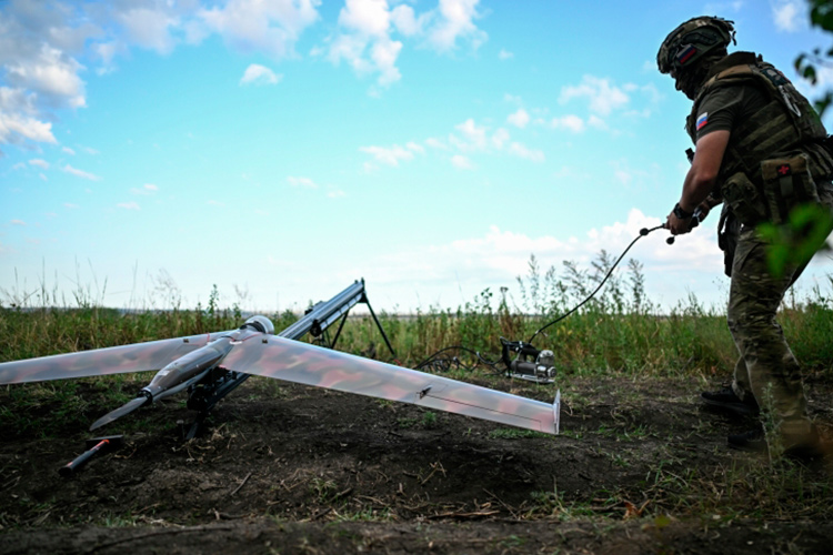 «У меня такое ощущение, что политическая задача &mdash; превратить СВО в народную войну &mdash; никогда не ставилась. Наоборот, формула другая: армия воюет, народ живет как обычно»