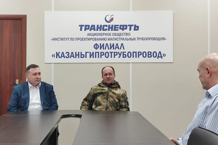 АО «Гипротрубопровод» в лице директора Ильдара Ахмерова собирают влажные салфетки, покупают сладости и парафин для проекта «Свечи-Печи» Андрея Касаткина