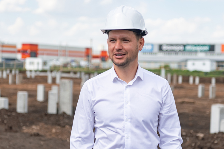 Гендиректор ООО «Торговый дом «Далини» Руслан Нигматуллин с первых дней опекает движение «Своих не бросаем 16» в Закамье &mdash; одно из крупнейших и влиятельнейших волонтерских объединений республики